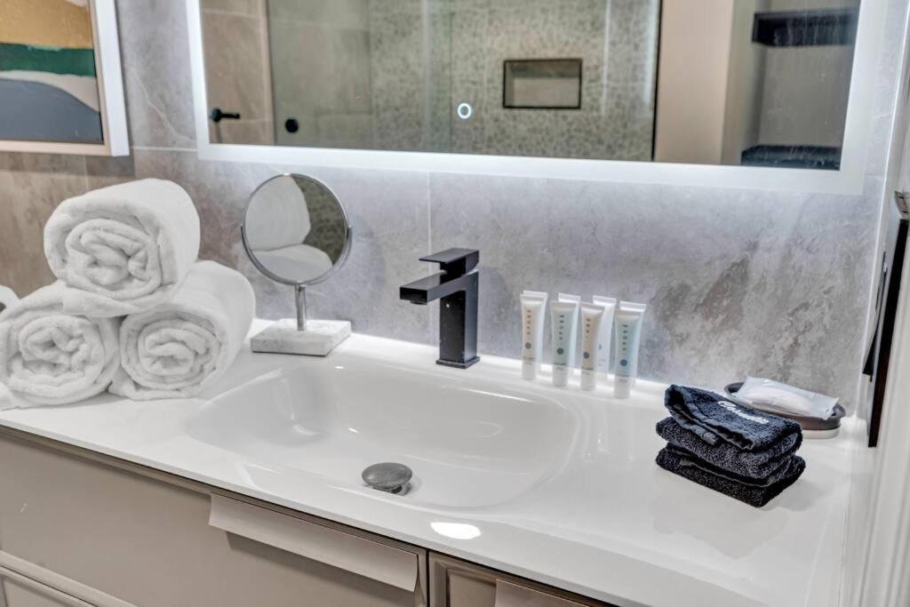 마이애미 Luxurious Private Unit With Parking 아파트 외부 사진